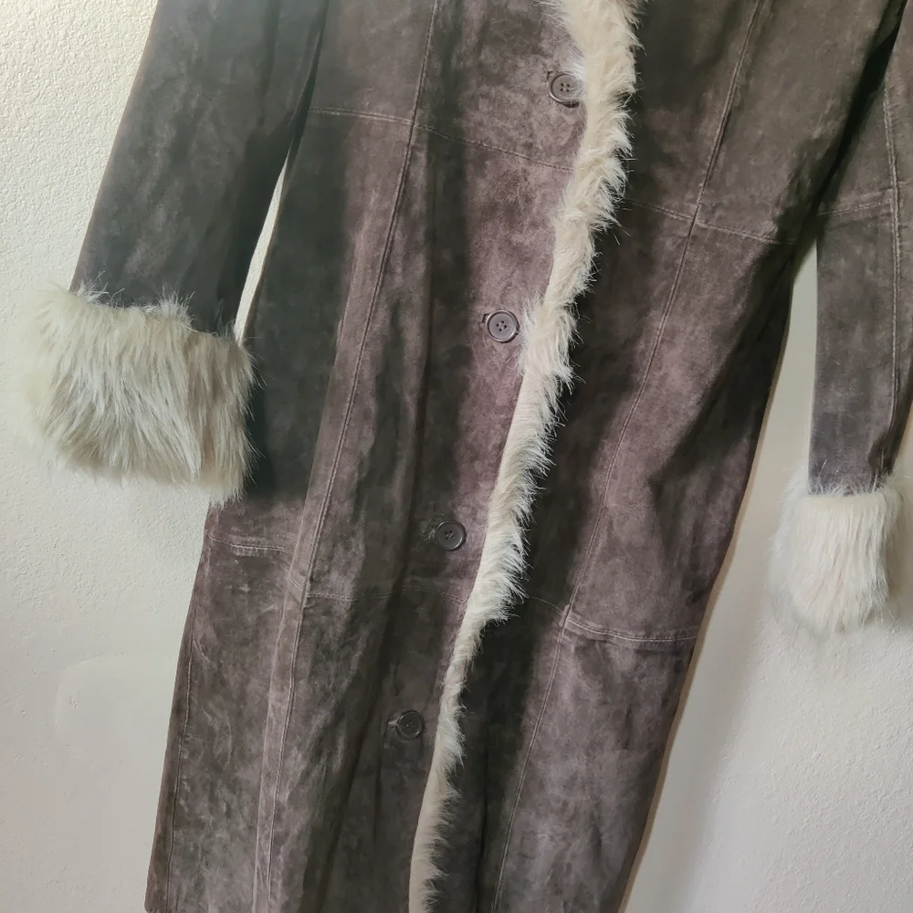 Vintage Brown Leather Jacket with Plush Cream Fur Collar - Picture 11 of 16